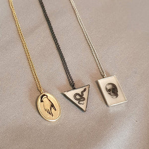 The oval Basic Pendant Necklace Victorian Hand