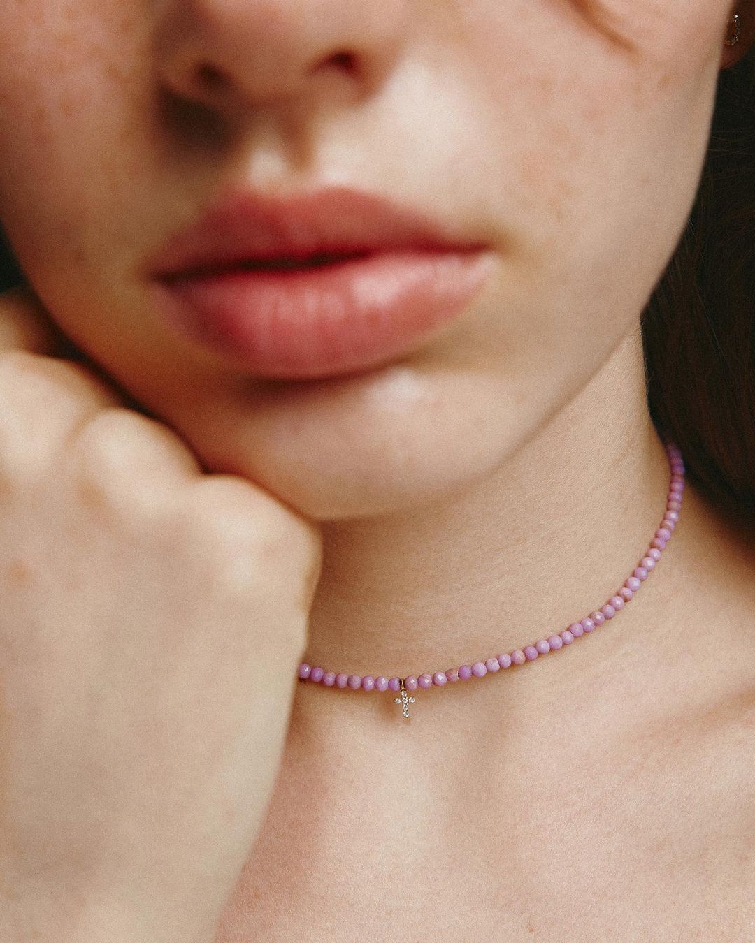 Phosphosiderite choker w. small diamond cross