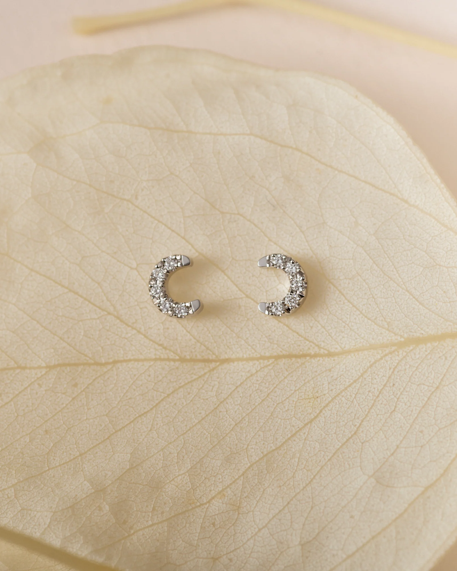 Moon earrings w. diamonds
