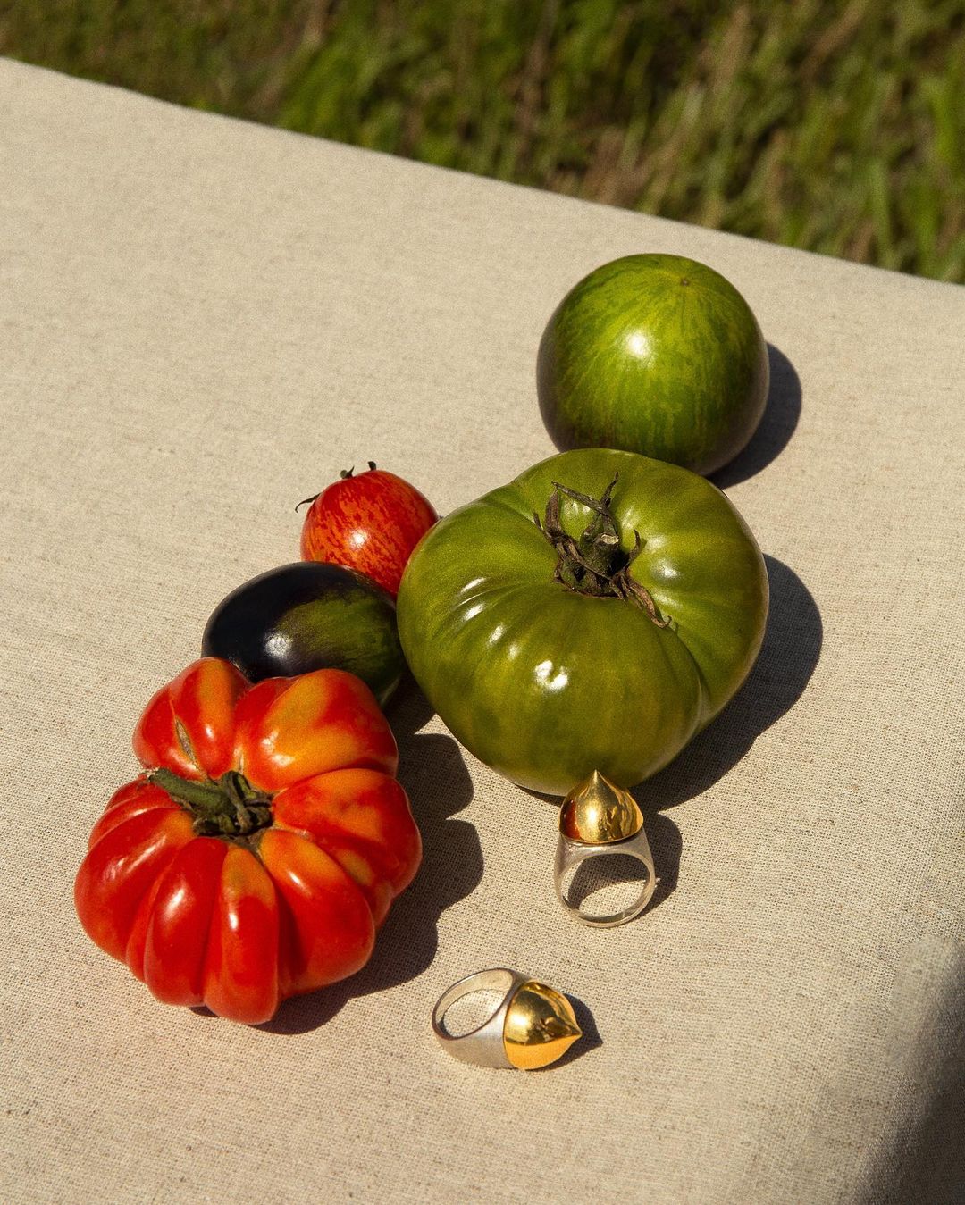 Dome-shaped polychromatic ring